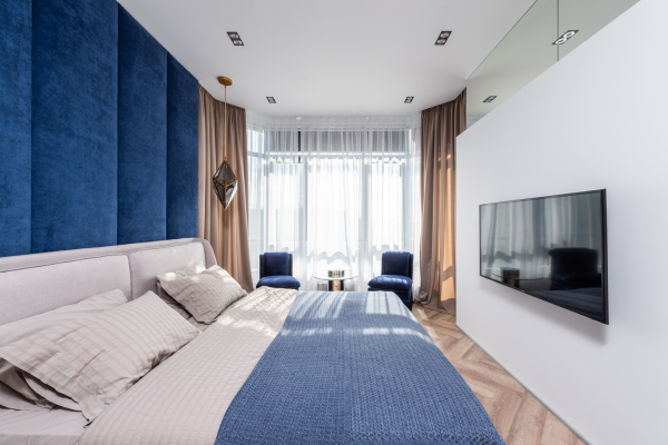 Accentuating your royal blue bedroom with metallics